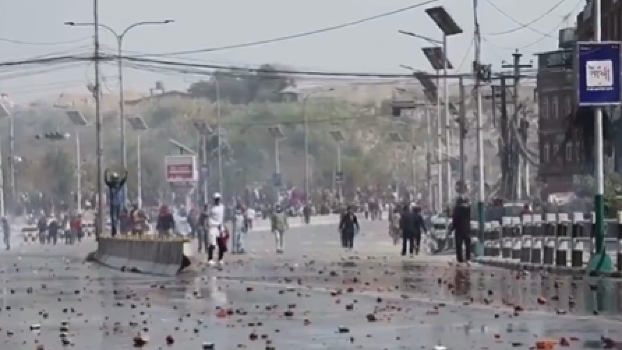 नेपाल में राजशाही समर्थकों और पुलिस के बीच झड़प, जलाए गए वाहन, तीन इलाकों में कर्फ्यू नेपाल में राजशाही समर्थकों और पुलिस के बीच झड़प, जलाए गए वाहन, तीन इलाकों में कर्फ्यू