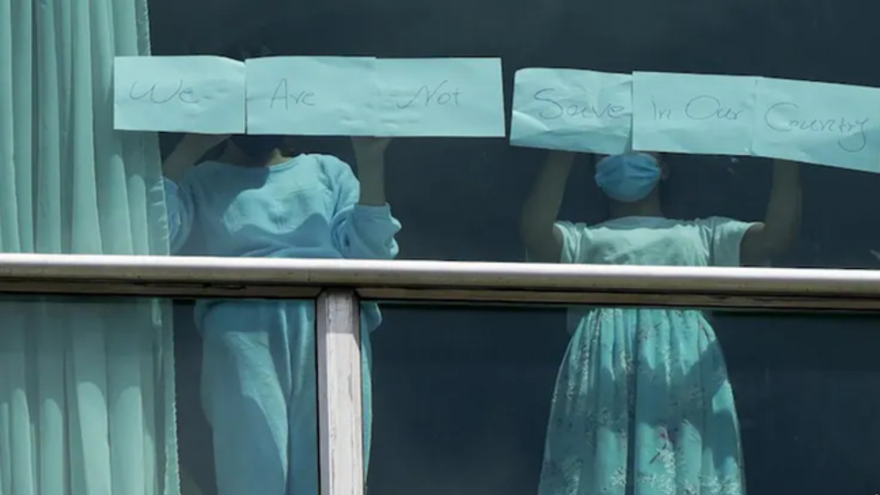 प्लीज हेल्प! पनामा के होटल में भारतीयों समेत 300 निर्वासित कैद, खिड़कियों पर लगाए मदद के पोस्टर प्लीज हेल्प! पनामा के होटल में भारतीयों समेत 300 निर्वासित कैद, खिड़कियों पर लगाए मदद के पोस्टर