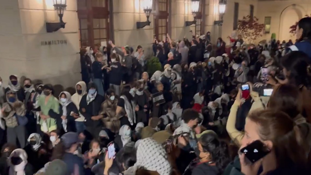 इजरायल के खिलाफ प्रदर्शन करने वाले छात्र सस्पेंड, जानिए क्या कर रहे हैं मांग