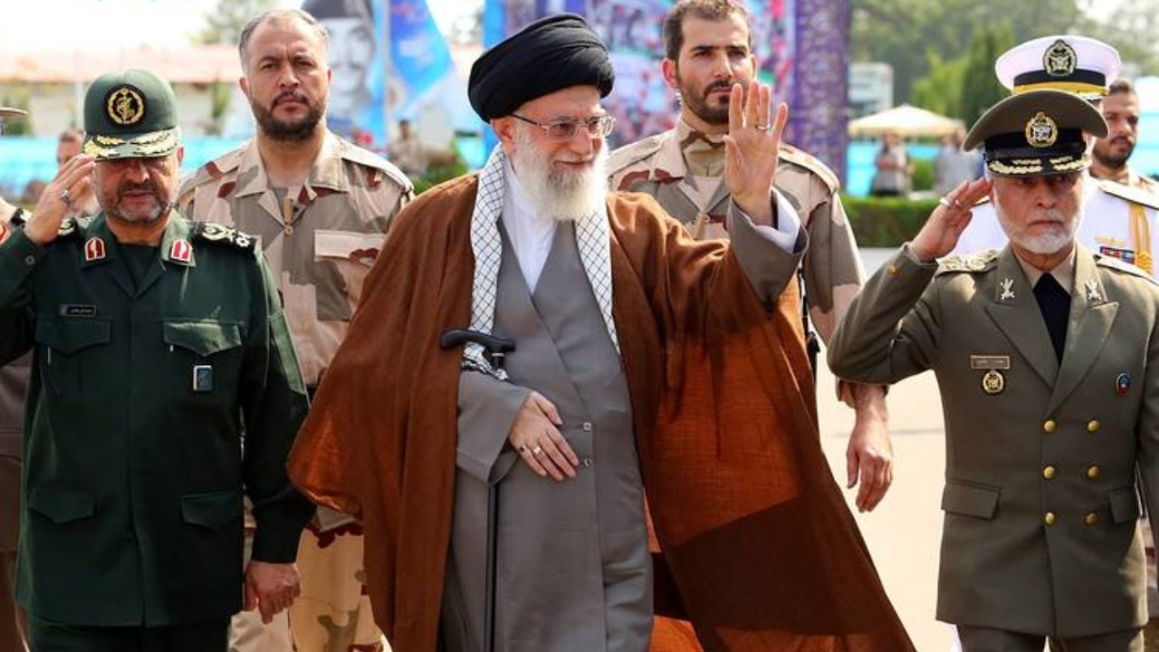 Israel Vs Iran: इजरायल पर हमलों के बाद ईरान की अमेरिका को वार्निंग, कहा- दूर रहें, नहीं तो...