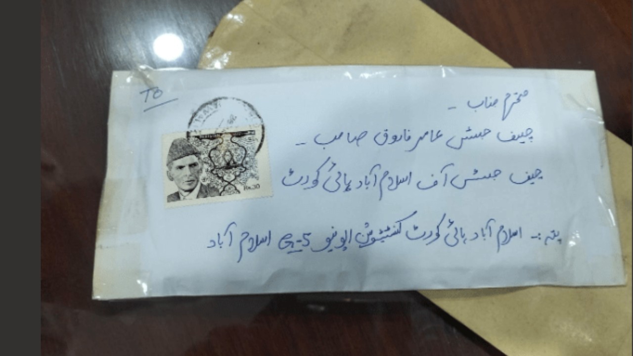 पाकिस्तान: 8 जजों को मिला अजीब पत्र, खोलते ही आंखों से निकलने लगे आंसू