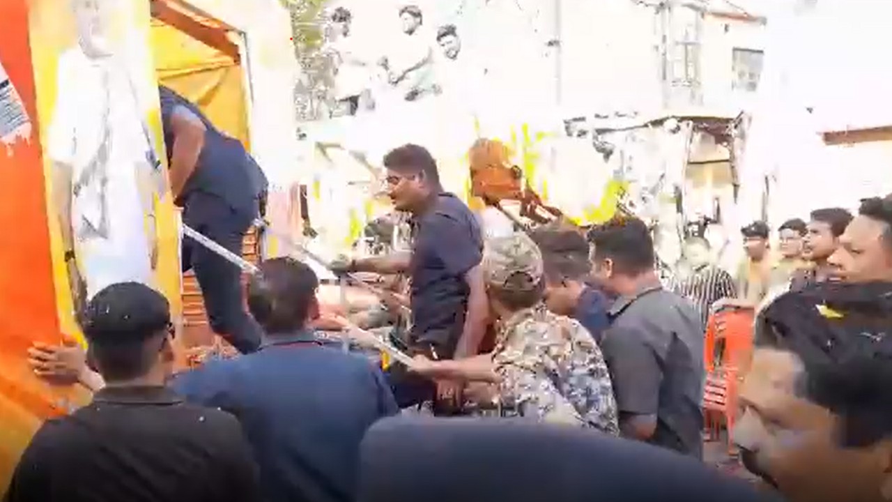 MP के मुख्यमंत्री का रोड शो फ्लॉप: बीच में ही रथ से उतरकर पहुंच गए हेलीपैड, जानिए क्यों