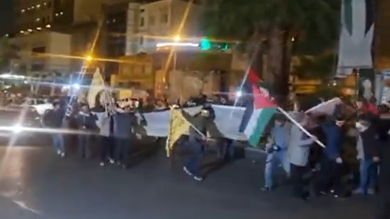 इजरायल पर हमले के बाद ईरान में लोगों ने मनाया जश्न, सड़कों पर उतरे लोग, देखिए VIDEO इजरायल पर हमले के बाद ईरान में लोगों ने मनाया जश्न, सड़कों पर उतरे लोग, देखिए VIDEO