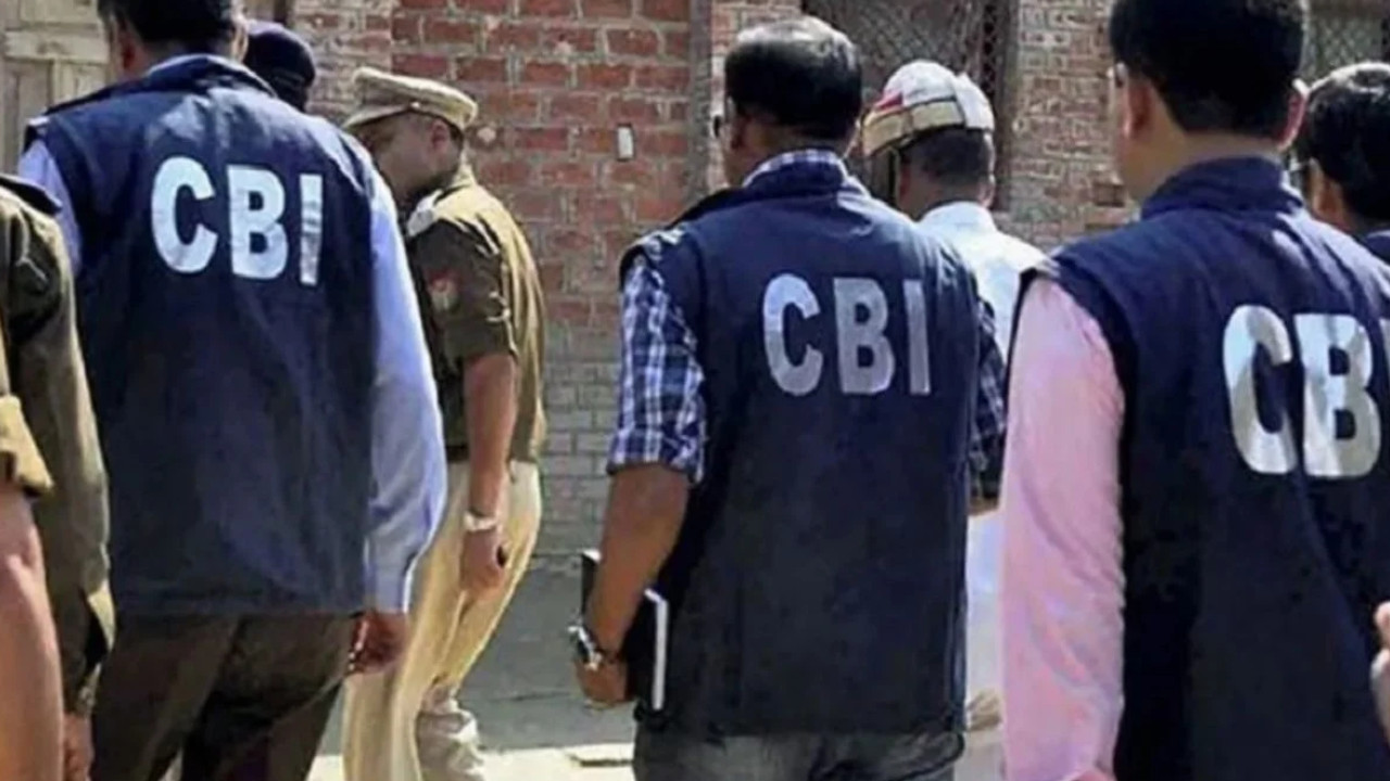 CBI ने रिश्वरतखोरी के आरोप में लेफ्टिनेंट कर्नल को किया गिरफ्तार, घर में मिली नोटों की गड्डियां