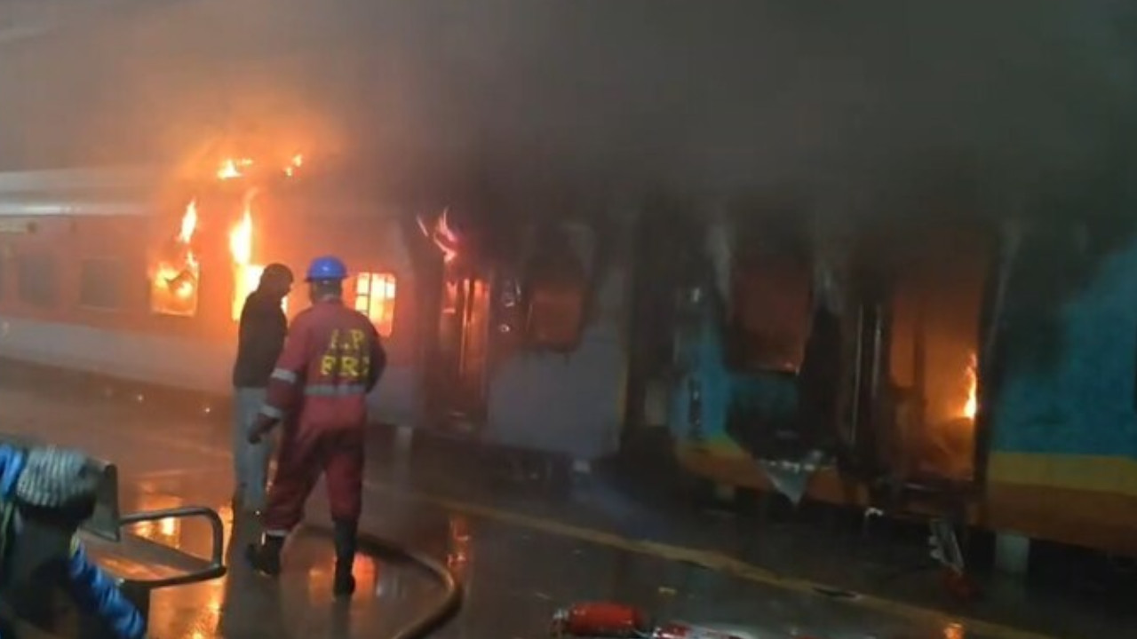 Ernakulam Express Fire: टाटानगर-एर्नाकुलम एक्सप्रेस में लगी भीषण आग, दो कोच जलकर हुए खाक, एक यात्री की मौत