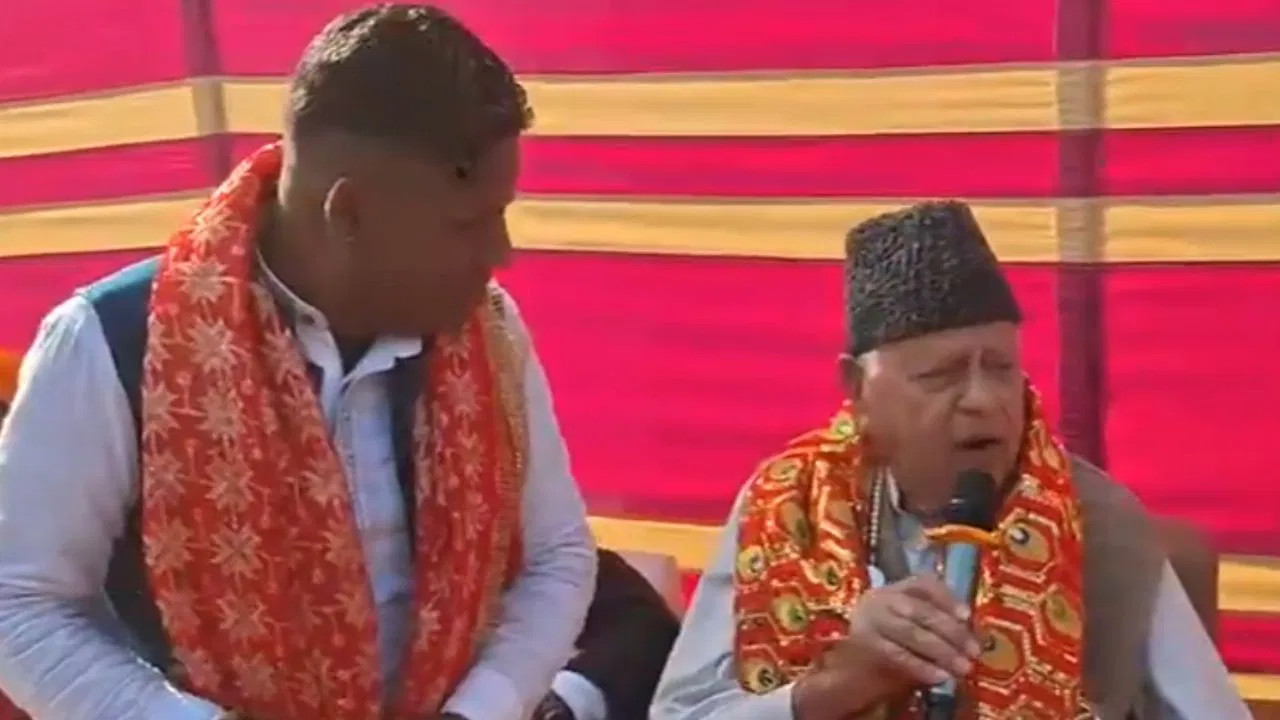 'तूने मुझे बुलाया शेरावालिये...', माता वैष्णो देवी की भक्ति में लीन हुए फारूक अब्दुल्ला, गाने लगे भजन, देखें Video