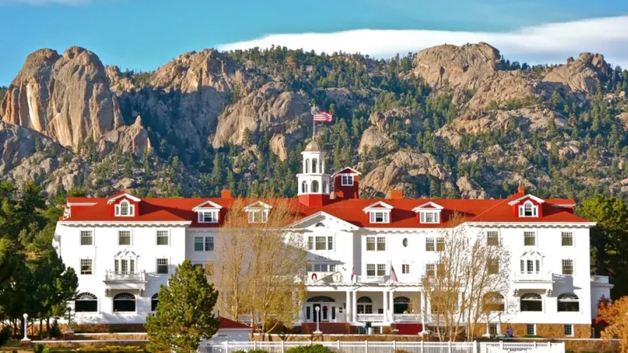 ‘द शाइनिंग’ को प्रेरित करने वाला अमेरिका का सबसे 'भूतिया होटल', क्या आप करेंगे उसमें रुकने की हिम्मत?