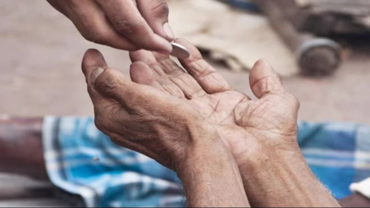 इंदौर में भिखारी को भीख देना पड़ गया भारी, एक व्यक्ति के खिलाफ FIR दर्ज, जानें कितनी हो सकती है सजा