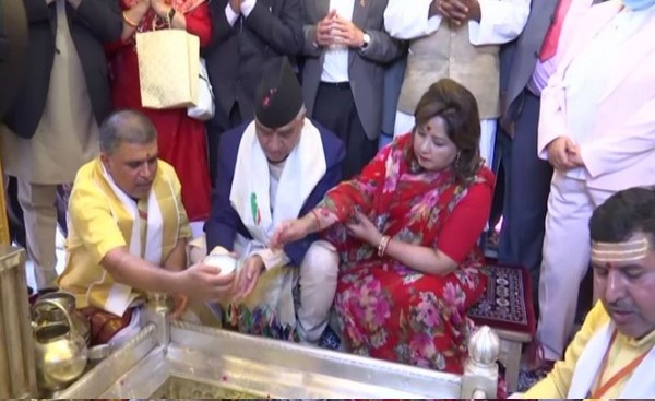 Nepal's Prime Minister Deuba visited Kashi Vishwanath temple with his wife