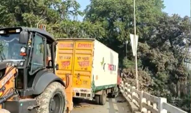 Mau: In a road accident, a truck collided with a bike rider, a woman died, 2 injured