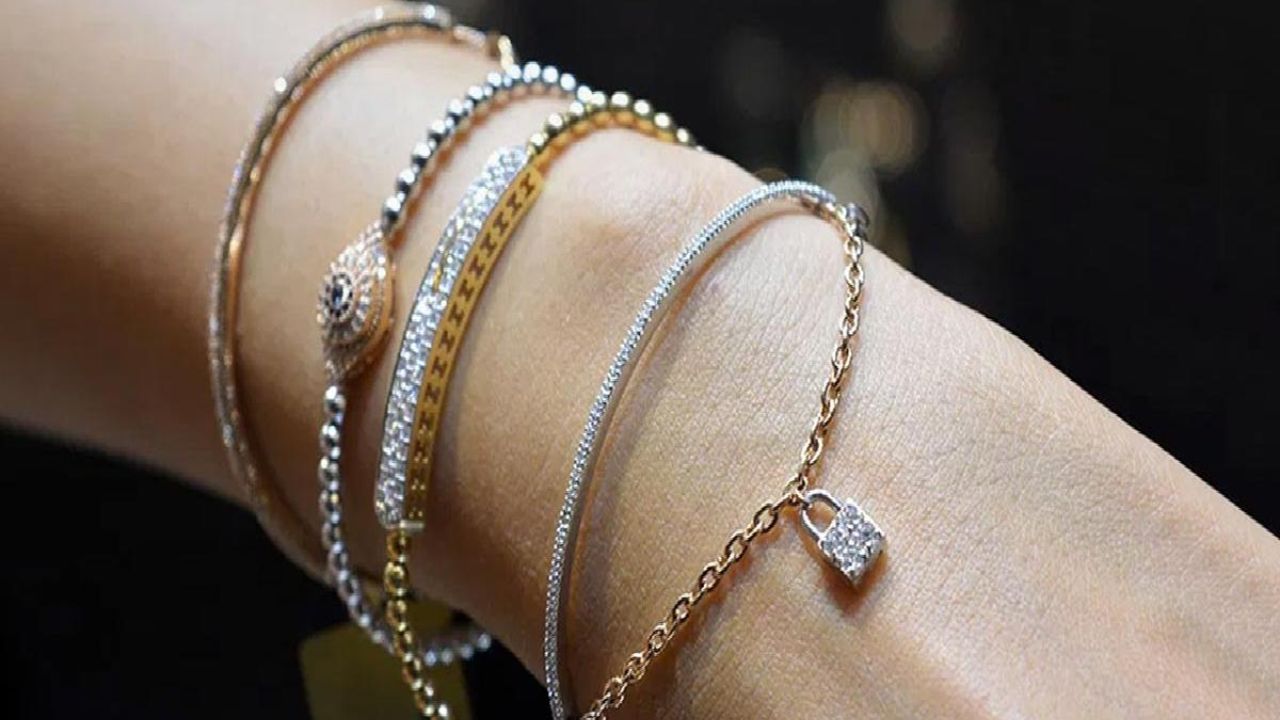 हाथों में चांदी का ब्रेसलेट पहनना चाहते है, तो इसके फायदे भी जान लिजिए