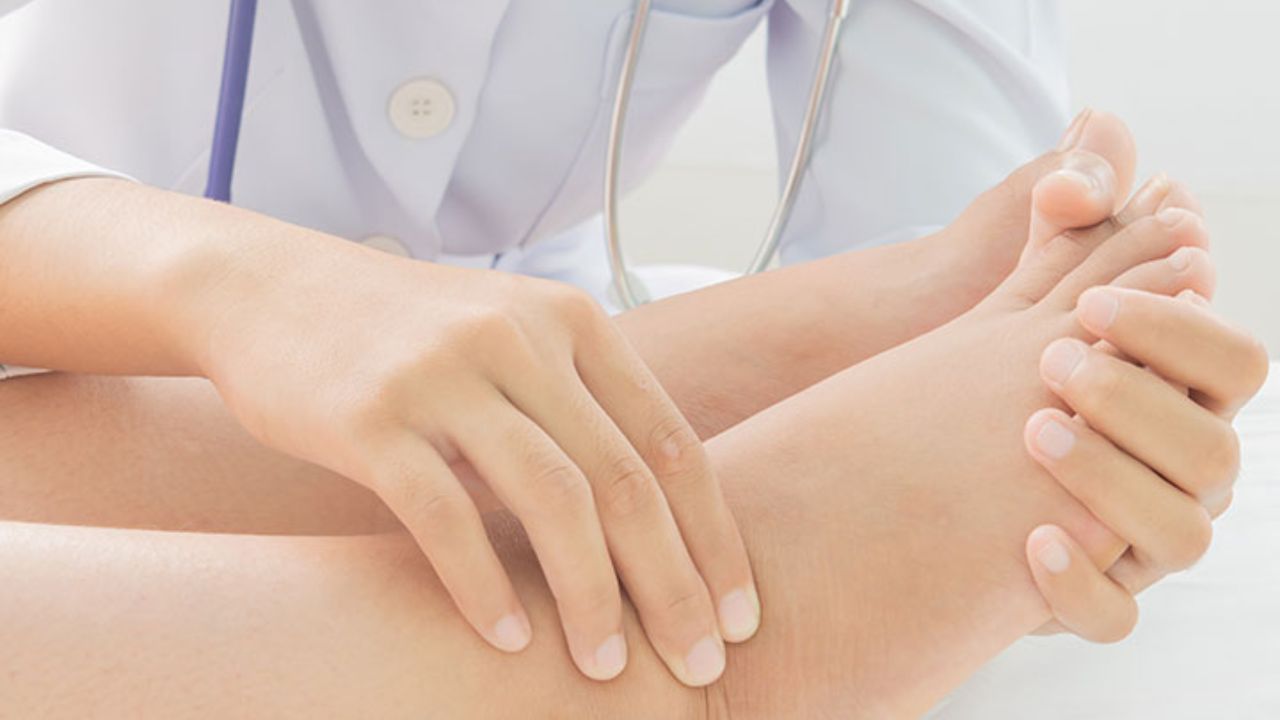 Why do people get swelling in their feet, know its symptoms