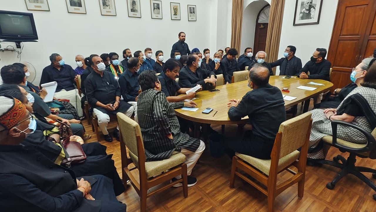 In the fight for Rahul's MP, Congress leaders reached the House in black